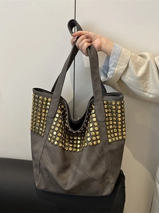 Sac cabas gris foncé avec clous dorés et large anse pour porter à l'épaule femme