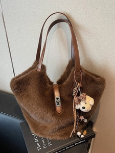 Sac Fourre-tout en Peluche Grande Capacité pour Femmes Sac à Bandoulière en Fausse Fourrure avec Serrure en Métal