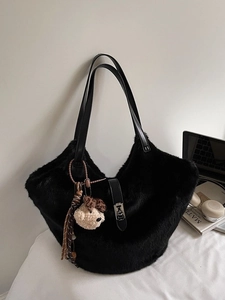 Grand cabas noir en fausse fourrure avec poignées en cuir et pendentif ours de mode