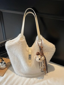 Grand sac cabas chic en fausse fourrure beige avec breloque ours et bandoulière en cuir