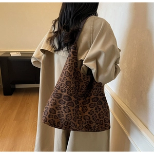 Borsa tote leopardata indossata con un trench kaki per un look casual e alla moda