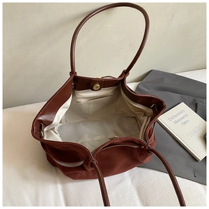 Detail der Wildlederimitat-Tasche mit Magnetverschluss und beigem Canvas-Futter