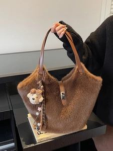 Sac fourre-tout en fausse fourrure marron avec anse en cuir et breloque ourson