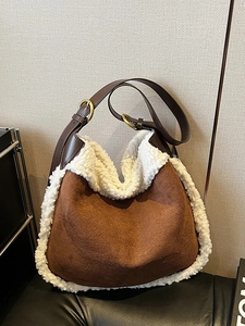 Borsa hobo in pelle scamosciata marrone con bordo in pile bianco e tracolle in pelle