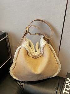 Borsa tote in ecopelle scamosciata retrò con bordo in peluche e fibbie metalliche regolabili