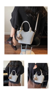 Détail du sac seau gris clair embossé léopard avec pendentif en peluche et logo