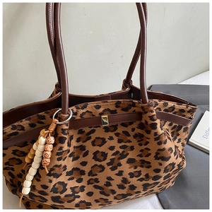Detail der Leopard-Tasche mit Ledergriffen und böhmischen Perlenanhängern