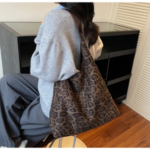 Dettaglio della borsa tote leopardata indossata per mostrare dimensioni e drappeggio