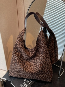 Korean Leopard Print PU Leather Large Capacity Tote Bag Trendy Hobo Shoulder Bag With Magnetic Buckle Fall Winter Women Handbag