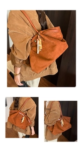 Detail der Vintage-Wildleder-Einkaufstasche mit Holzperlenquaste und langem Schultergurt