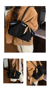 Detailansicht der schwarzen Wildleder-Einkaufstasche mit Boho-Holzperlen-Anhänger-Zubehör