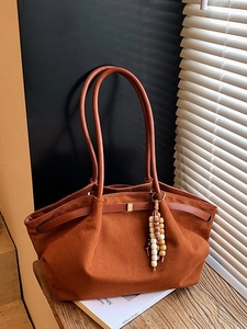 Vintage rotbraune Shopper-Tasche aus Wildlederimitat mit Holzperlenanhänger
