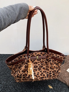 Leopard-Einkaufstasche aus Wildlederimitat mit Ledergriffen und Holzperlendetail
