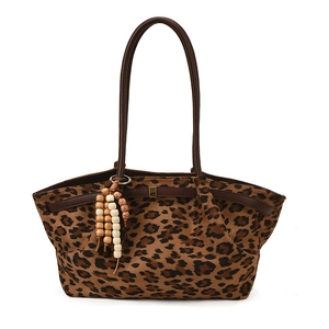 Retro-Shopper mit Leopardenmuster, braunen Henkeln und dekorativem Holzperlen-Anhänger