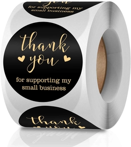 Dettaglio di adesivi tondi 'Thank You' neri e oro per confezioni di piccole imprese