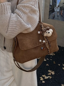 Borsa a Spalla da Donna in Pelle PU Grande Capacità Effetto Camoscio Retro Borsa Tote Satinata Con Ciondolo a Orso Pendolare