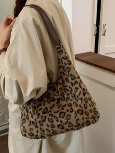 Grand sac cabas en peluche léopard avec bandoulière en cuir pour un style d'hiver