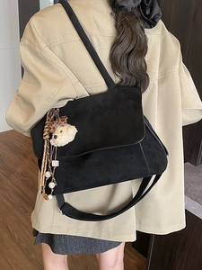 Grande borsa tote in pelle scamosciata nera con ciondolo a forma di orso e tracolla di perle
