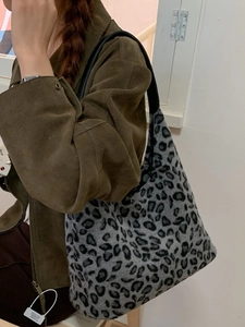 Grand sac fourre-tout en peluche léopard avec bandoulière en cuir noir pour l'automne