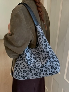 Grand sac cabas en peluche imprimé léopard avec large bandoulière en cuir noir chic