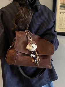 Borsa tote marrone in finta pelle scamosciata con ciondolo a orsetto stile vintage
