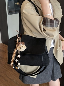 Grande borsa tote nera in pelle scamosciata con ciondolo a orso, moda autunno inverno 2025