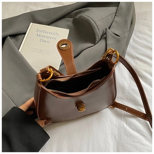 Sac demi-lune en cuir marron avec double compartiment et boucles dorées chic