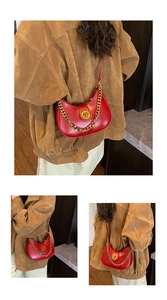 Vues détaillées du sac demi-lune rouge avec chaîne dorée et fermoir rotatif métallique