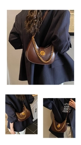 Détails du sac hobo marron foncé avec chaîne dorée et fermoir rotatif circulaire
