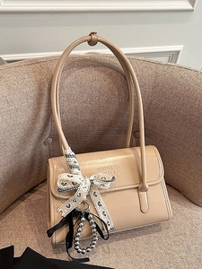Sac bandoulière chic en vernis beige avec nœud et perles pour le bureau et le quotidien