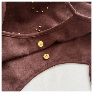 Details der goldenen Magnetschnalle und Nietmuster an der dunkelbraunen Wildleder-Tote