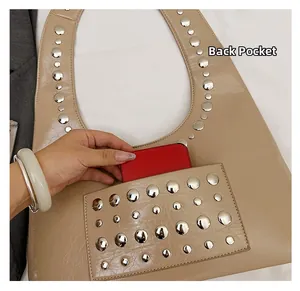 Detail der Rücktasche an einer beige Nietentasche zur praktischen Aufbewahrung von Kleinteilen