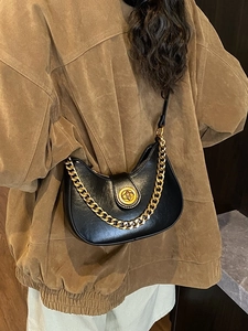 Sac bandoulière demi-lune noir minimaliste avec chaîne dorée et fermoir métallique