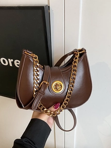 Sac hobo marron foncé avec chaîne dorée et design en similicuir en forme de lune
