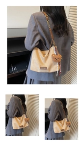 Détail du sac hobo en daim beige avec sangle marron, breloque ours et foulard en soie