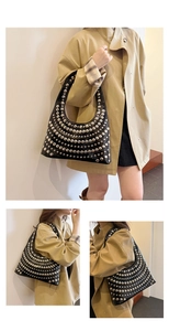 Detail einer schwarzen Hobo-Tasche aus Leder mit silbernen Nieten und Schultergurt