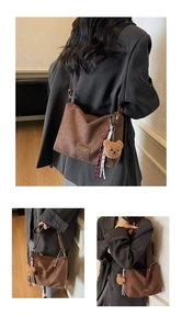 Détail du sac cabas marron mat avec breloque ours en peluche et cordon tressé