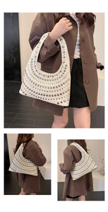 Nahaufnahme der weißen Hobo-Tasche mit silbernen Nieten und glänzender Kunstleder-Optik