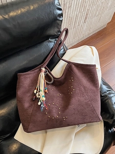 Retro burgunderrote Wildleder-Tragetasche mit goldenen Nieten und bunten Quastenanhängern