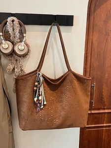 Retro-Suede-Tragetasche in Karamellbraun mit goldenen Nieten und böhmischer Quaste für Damen