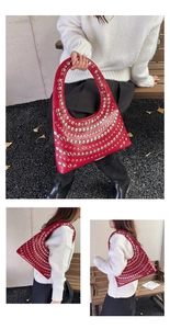 Detailansicht der roten Hobo-Tasche mit silbernen Nieten und Vintage-Lederstruktur