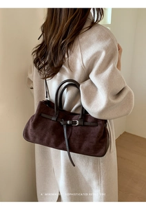Sac cabas en daim marron foncé minimaliste avec lanières en cuir et boucle argentée