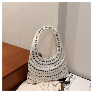 Detailansicht der weißen Hobo-Tasche mit silbernen Nieten und elegantem PU-Leder-Finish