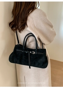 Détail du sac cabas rétro minimaliste en cuir noir givré avec une sangle fine ajustable