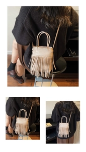 Détail du sac seau en daim beige avec de longues franges et des bandoulières