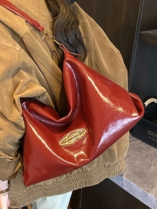 Large Capacity Glossy PU Leather Tote Bag For Women Vintage Shoulder Crossbody Bag With Metal Logo Fashion Commute Bag