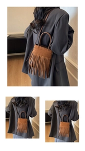 Détail du sac seau en daim marron avec de longues franges et une poignée ronde élégante