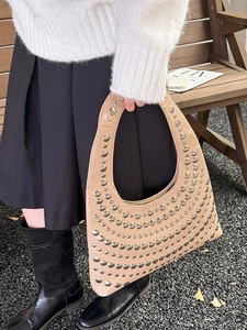 Beigefarbene Hobo-Tasche mit silbernen Nieten und minimalistischem Leder-Finish