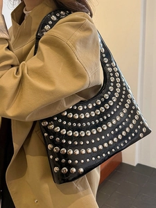 Modische schwarze Nietentasche für Damen mit silbernen Nieten im angesagten Punk-Stil