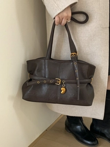Vintage dunkelbraune Tragetasche aus Kunstleder mit goldenem Bohnenanhänger und Schnallen